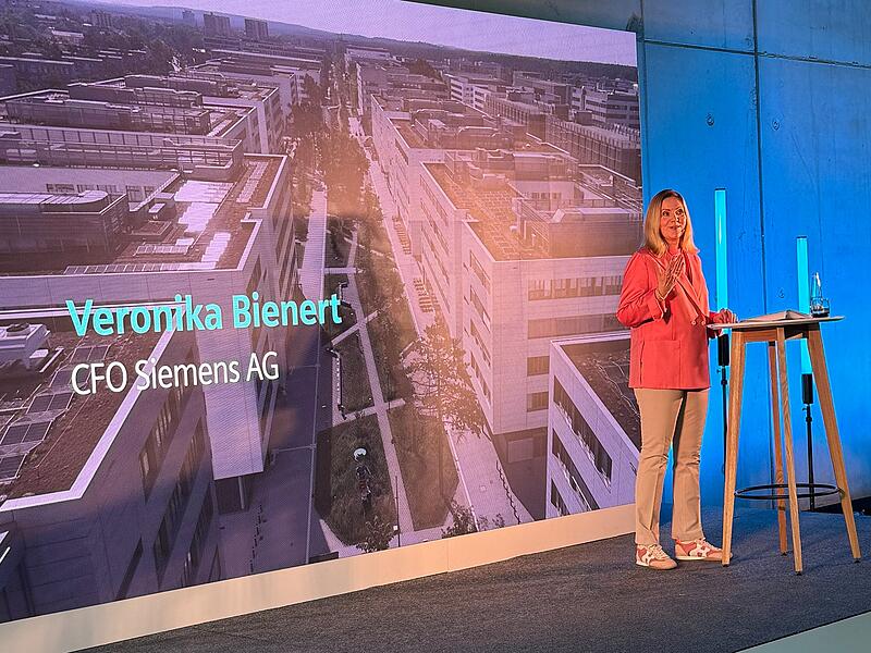 Viktoria Bienert, CFO Siemens AG, er&ouml;ffnet das neue Areal in Erlangen.