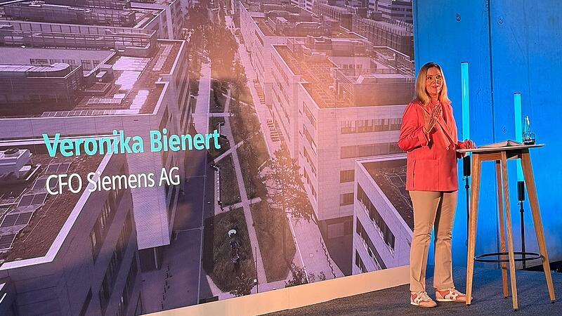 Viktoria Bienert, CFO Siemens AG, er&ouml;ffnet das neue Areal in Erlangen.