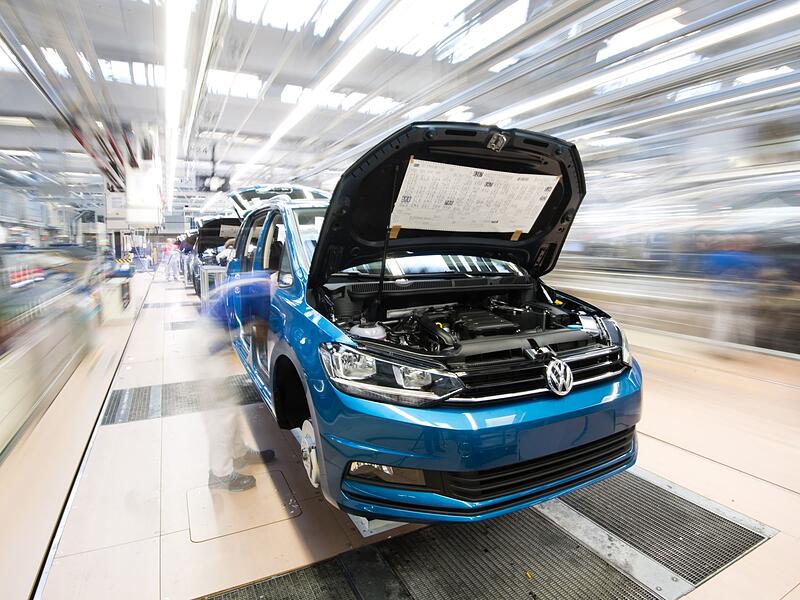 Volkswagen ist ein riesiger Arbeitgeber. Volkswagen ist ein riesiger Arbeitgeber.