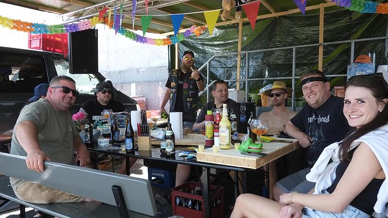 &bdquo;Wir sind in der Nacht schon angereist, um als eine der ersten Besucher auf das Gel&auml;nde gehen zu d&uuml;rfen&ldquo;, erz&auml;hlt Stephan aus Erding und freut sich, dass er sich mit seinen Freunden seinen Lieblingsplatz sichern konnte.