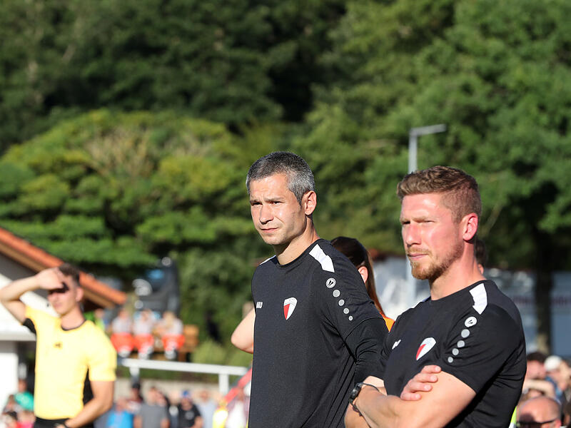 Spielertrainer Thomas Schmidt (links) und Co-Trainer Christian Weigl sahen von au&szlig;en, wie ihr SCR von Oberhaid an die Wand gespielt wurde.