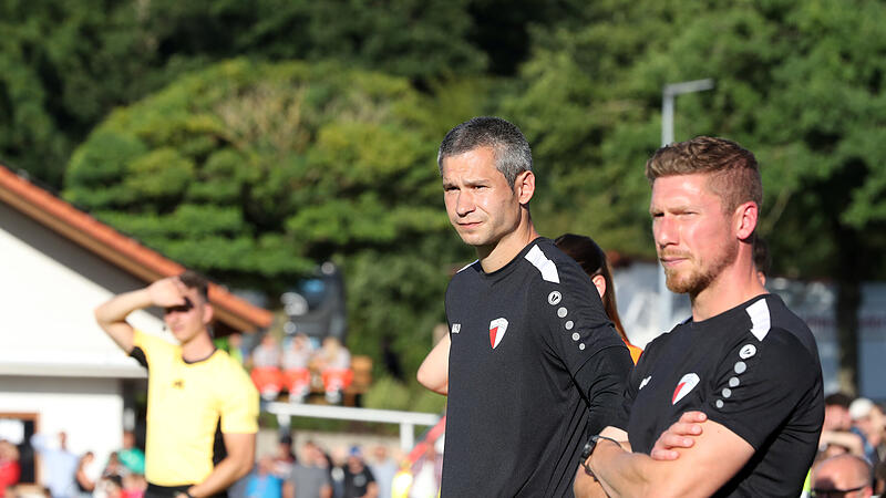 SC Reichmannsdorf kassiert gegen Oberhaid Klatsche Spielertrainer Thomas Schmidt (links) und Co-Trainer Christian Weigl sahen von außen, wie ihr SCR von Oberhaid an die Wand gespielt wurde.