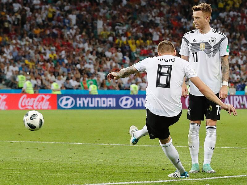 Bei der WM im Jahr 2018 sind die Rauten ganz in schwarz-wei&szlig; gehalten. Sportlich war die Weltmeisterschaft in Russland f&uuml;r Toni Kroos und Marco Reu&szlig; ein Flop.