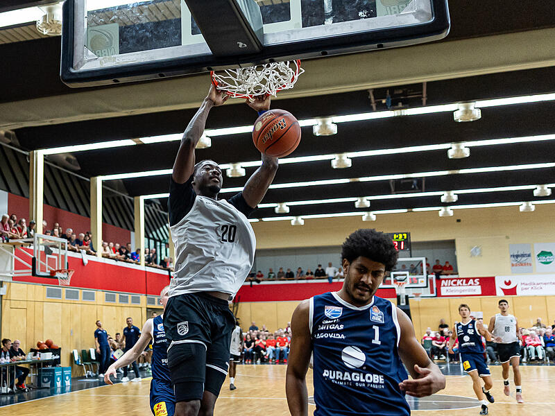 Der neue Bamberger Center Hason Ward macht keine Gefangenen und erzielt per Dunk zwei Punkte.