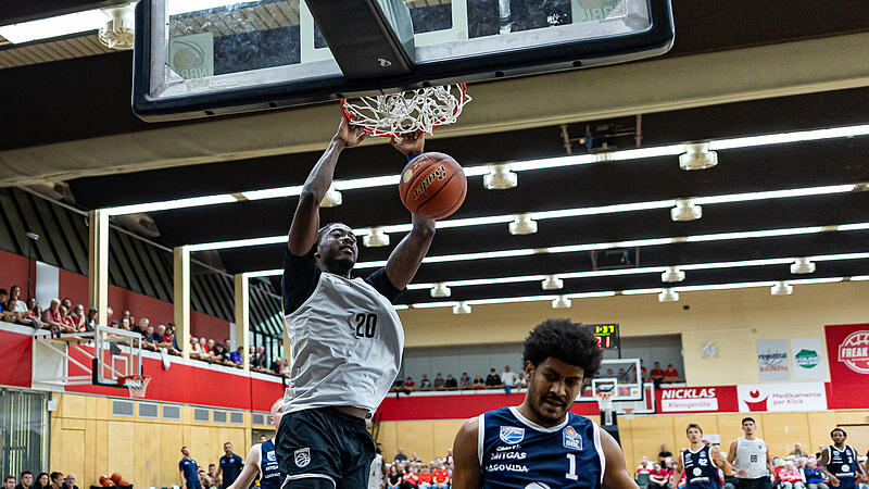 Der neue Bamberger Center Hason Ward macht keine Gefangenen und erzielt per Dunk zwei Punkte. Der neue Bamberger Center Hason Ward macht keine Gefangenen und erzielt per Dunk zwei Punkte.