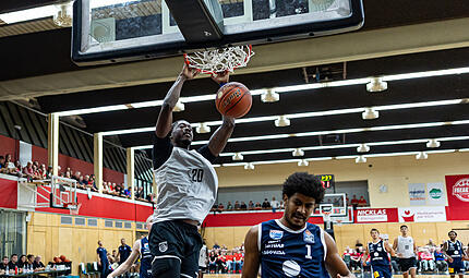 Der neue Bamberger Center Hason Ward macht keine Gefangenen und erzielt per Dunk zwei Punkte.