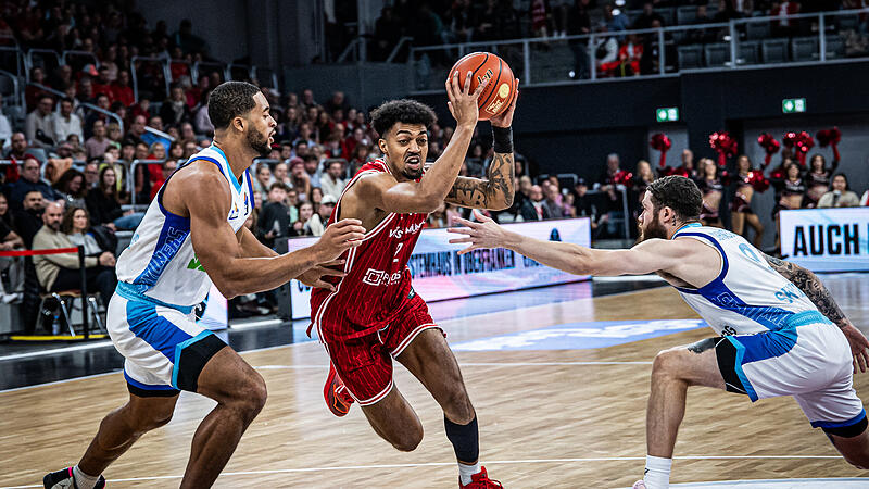 Kapitän Ibrahim Watson (mit Ball) stemmte sich gegen die Niederlage gegen die Frankfurt Skyliners. Der Kapitän erhielt allerdings zu wenig Unterstützung von seinen Teamkollegen.