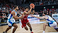 BMA365 Bamberg Baskets - SKYLINERS Frankfurt Kapitän Ibrahim Watson (mit Ball) stemmte sich gegen die Niederlage gegen die Frankfurt Skyliners. Der Kapitän erhielt allerdings zu wenig Unterstützung von seinen Teamkollegen.