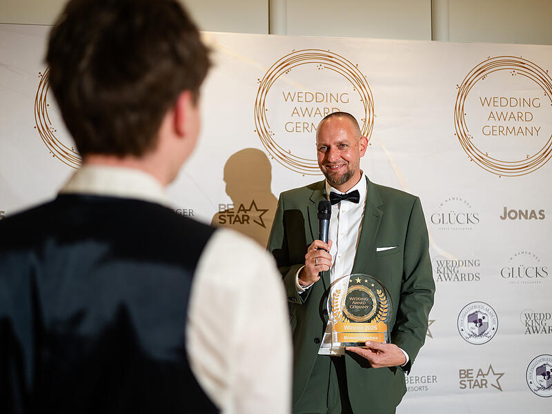 Die Verleihung des &bdquo;Wedding Awards Germany&ldquo; fand in einem Hotel in K&ouml;nigswinter bei Bonn statt. Der Preis z&auml;hlt zu den renommiertesten Auszeichnungen der Hochzeitsbranche in Deutschland.  Auch Tage danach ist der Erstplatzierte der Kategorie &bdquo;Beste Momentaufnahme&ldquo; Andreas Fiedler gepl&auml;ttet: &bdquo;Ich  bin noch immer auf Wolke sieben&ldquo;.