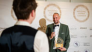 Die Verleihung des „Wedding Awards Germany“ fand in einem Hotel in Königswinter bei Bonn statt. Der Preis zählt zu den renommiertesten Auszeichnungen der Hochzeitsbranche in Deutschland. Auch Tage danach ist der Erstplatzierte der Kategorie „Beste Momentaufnahme“ Andreas Fiedler geplättet: „Ich bin noch immer auf Wolke sieben“. Die Verleihung des „Wedding Awards Germany“ fand in einem Hotel in Königswinter bei Bonn statt. Der Preis zählt zu den renommiertesten Auszeichnungen der Hochzeitsbranche in Deutschland. Auch Tage danach ist der Erstplatzierte der Kategorie „Beste Momentaufnahme“ Andreas Fiedler geplättet: „Ich bin noch immer auf Wolke sieben“.