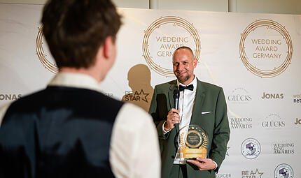Die Verleihung des &bdquo;Wedding Awards Germany&ldquo; fand in einem Hotel in K&ouml;nigswinter bei Bonn statt. Der Preis z&auml;hlt zu den renommiertesten Auszeichnungen der Hochzeitsbranche in Deutschland.  Auch Tage danach ist der Erstplatzierte der Kategorie &bdquo;Beste Momentaufnahme&ldquo; Andreas Fiedler gepl&auml;ttet: &bdquo;Ich  bin noch immer auf Wolke sieben&ldquo;.