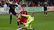 Lukasz Jankowiak (links) traf im Pokalspiel gegen den FC Coburg zum 1:1. Die Abwehrspieler und Torwart Luis Krempel können dem Ball nur hinterhersehen.