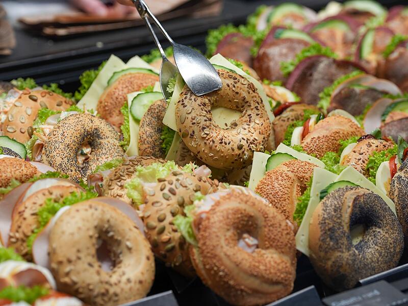 Belegte Backwaren liegen in der Auslage in einer B&auml;ckerei