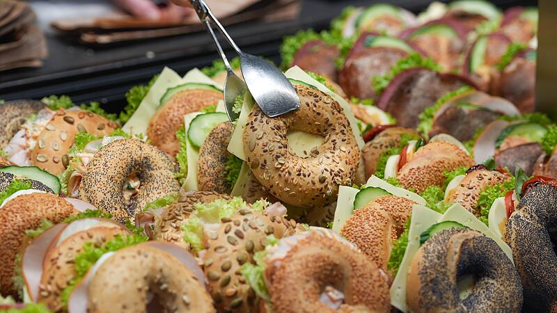 Belegte Backwaren liegen in der Auslage in einer B&auml;ckerei