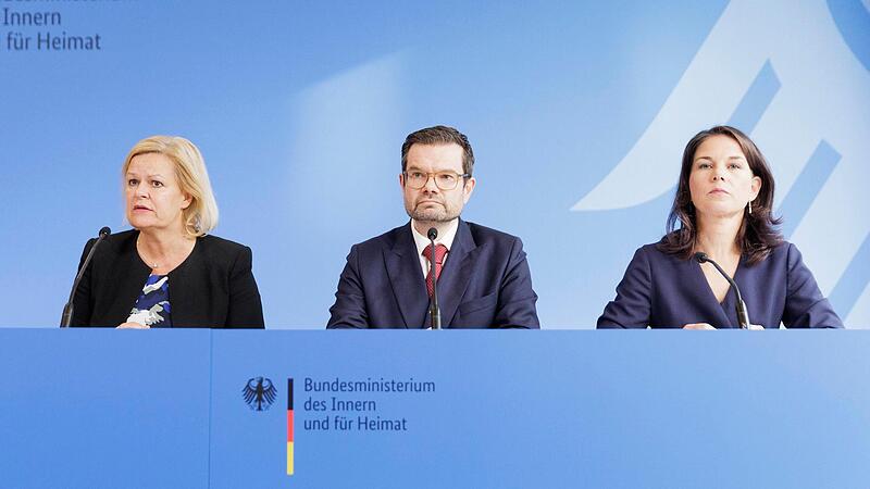 Nancy Faeser (l, SPD), Marco Buschmann (FDP) und Annalena Baerbock (B&uuml;ndnis 90/Die Gr&uuml;nen) bei einer Pressekonferenz &uuml;ber die Fortsetzung der Gespr&auml;che der Ampel-Koalition mit Union und L&auml;ndern zur Migrationspolitik.