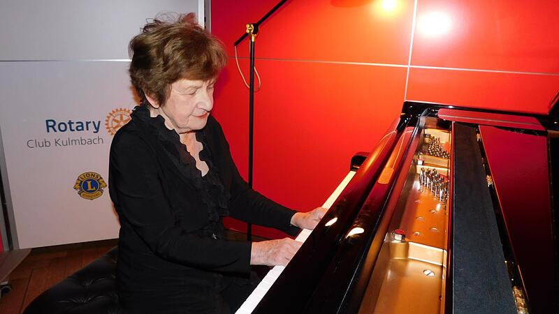 Gitti Pirner am Steinway-Flügel ist immer noch ein Star, dem die Lebensjahre wenig anhaben können. Gitti Pirner am Steinway-Flügel ist immer noch ein Star, dem die Lebensjahre wenig anhaben können.