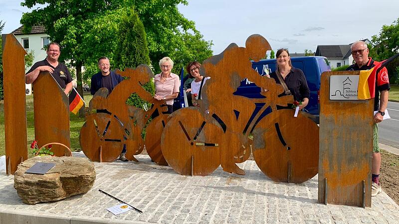 Hinter dem Kunstwerk: von links Günter Münch, Karsten Fischkal, Siggi Wolt, Heike Debudey, Angela Börnicke und Gert de Groot Hinter dem Kunstwerk: von links Günter Münch, Karsten Fischkal, Siggi Wolt, Heike Debudey, Angela Börnicke und Gert de Groot