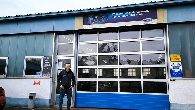 Christian Steiner vor seiner Werkstatt in Höchstadt.