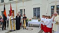 Nach über 200 Jahren führte die Urbaniprozession in Bamberg wieder zum vierten Altar im Hof von St. Stephan.
