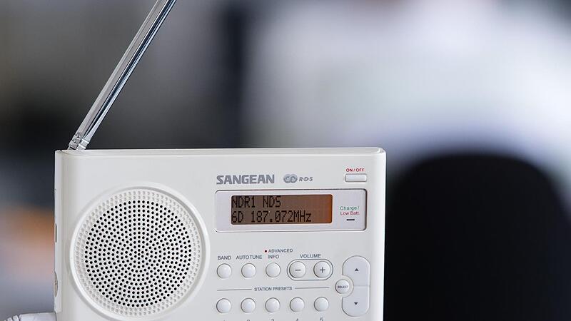 Ein digitaler Radio empfänger ist auf Empfang geschaltet. steht in einem Büro. Die Möglichkeiten zum Radiohören sind heutzutage sehr vielfältig. Ein digitaler Radio empfänger ist auf Empfang geschaltet. steht in einem Büro. Die Möglichkeiten zum Radiohören sind heutzutage sehr vielfältig.