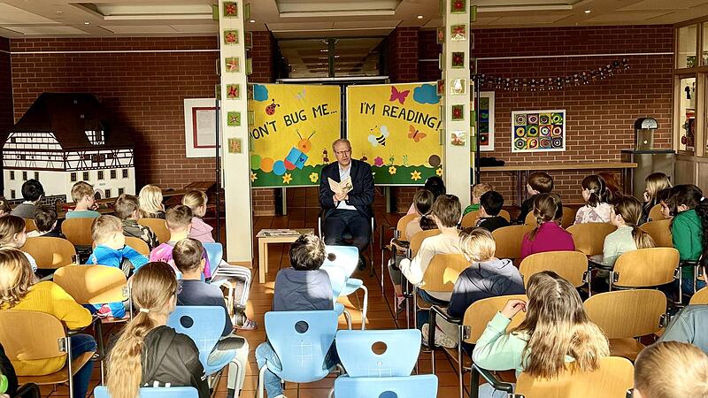 German Hacker, der Bürgermeister von Herzogenaurach (SPD), liest in der Grundschule Niederndorf.