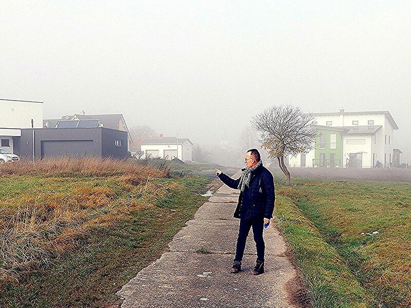 Ortssprecher Andreas Leibold zeigt auf das neue Baugebiet „Am Stolzenrangen“ in Reutersbrunn.