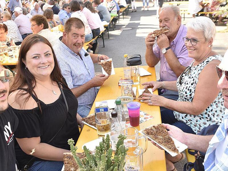 Unfinden hatte am Sonntag, 21. August, zum Weinfest guten Besuch. Die Gäste standen Schlange für ein Stück Zwiebelkuchen.