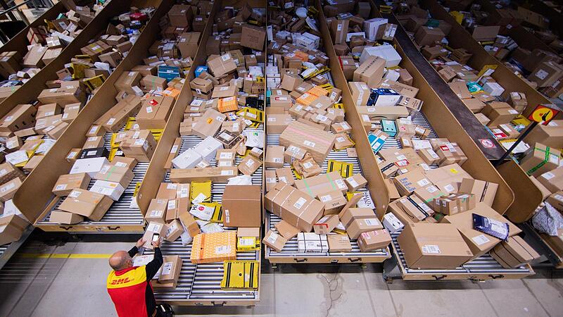 Ein Mensch und viele, viel zu viele Postsendungen. Es herrscht Chaos bei der Zustellung und L&ouml;sungen m&uuml;ssen her.