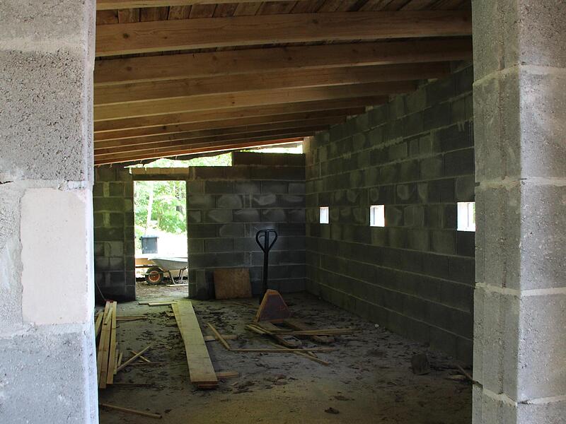 Hier entsteht das neue Papageienhaus.Ein Blick in die Auffangstation f&uuml;r Papageien