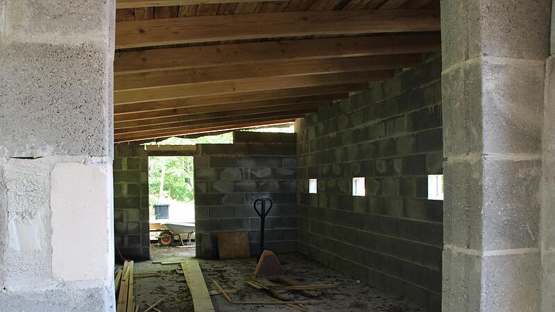 Hier entsteht das neue Papageienhaus.Ein Blick in die Auffangstation f&uuml;r Papageien