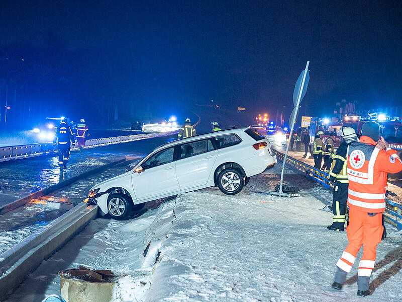 Lange Zeit war es sogar aufgrund der Gl&auml;tte nicht m&ouml;glich, erforderliches Streusalz in den Bereich der Unfallstelle zu bringen, da selbst die R&auml;um- und Streufahrzeuge kaum von der Stelle kamen.