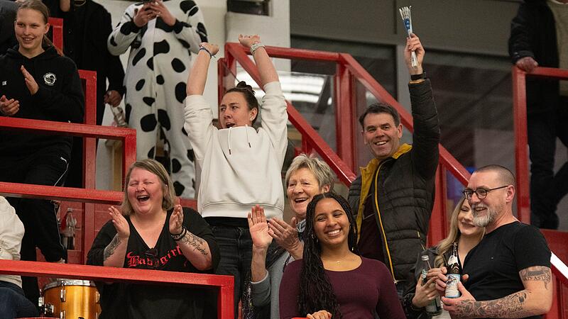 Die Eltmanner Volleyballer können sich im Derby in Schwaig auf Unterstützung gefasst machen. Ein Fanbus fährt von Unter- nach Mittelfranken. Die Eltmanner Volleyballer können sich im Derby in Schwaig auf Unterstützung gefasst machen. Ein Fanbus fährt von Unter- nach Mittelfranken.