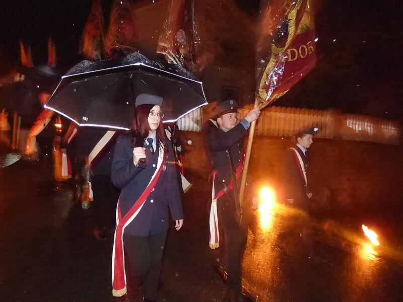 Die Feuerwehr und andere Vereine mit ihren Fahnen begleiteten die Prozession.Forchheim & Fränkische Schweiz Die Feuerwehr und andere Vereine mit ihren Fahnen begleiteten die Prozession.Forchheim & Fränkische Schweiz