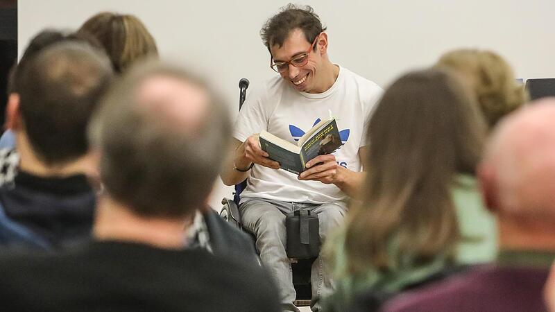Pointiert und witzig, aber nie die ernsten T&ouml;ne vergessend: Johannes Grasser las am Donnerstagabend bei der Mediengruppe Oberfranken erstmals aus seiner Autobiografie vor.