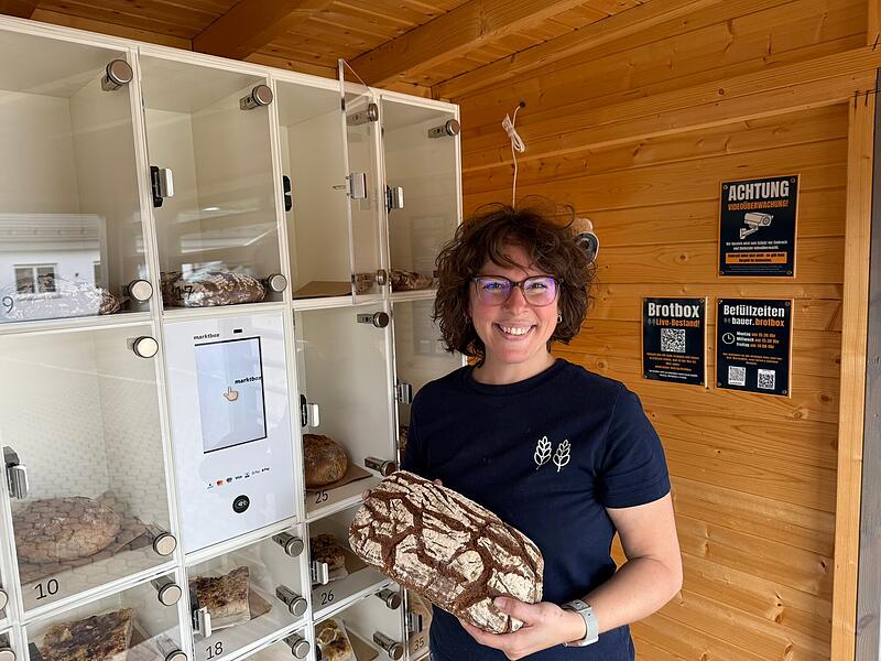 Sabine Kraus backt seit inzwischen drei Jahren nebenberuflich in Heroldsbach. Seit Neuestem sind ihre Backwaren dank ihrer Brotbox auch 24/7 zu kaufen.