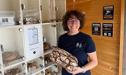 Sabine Kraus backt seit inzwischen drei Jahren nebenberuflich in Heroldsbach. Seit Neuestem sind ihre Backwaren dank ihrer Brotbox auch 24/7 zu kaufen.