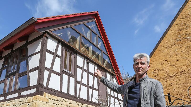 Wegweisende Sanierung: Elmar Schmid vor der sogenannten Hofstelle aus der  Zeit um 1500, die  schon  zum Abriss bestimmt  gewesen war.Forchheim & Fränkische Schweiz