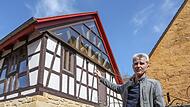 Wegweisende Sanierung: Elmar Schmid vor der sogenannten Hofstelle aus der Zeit um 1500, die schon zum Abriss bestimmt gewesen war.Forchheim & Fränkische Schweiz Wegweisende Sanierung: Elmar Schmid vor der sogenannten Hofstelle aus der Zeit um 1500, die schon zum Abriss bestimmt gewesen war.Forchheim & Fränkische Schweiz