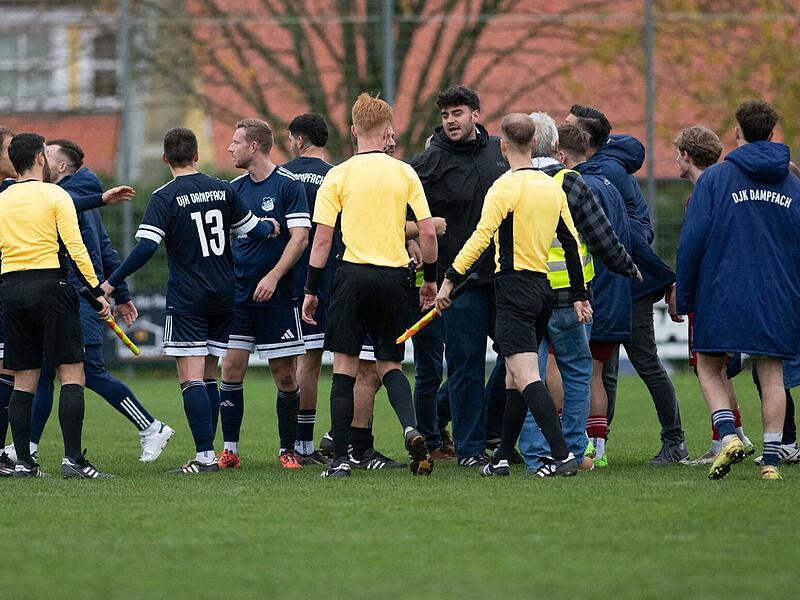 Nach dem Dampfacher Sieg gegen Mönchröden ging es hoch her.