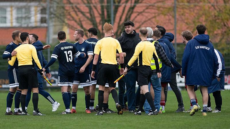 Nach dem Dampfacher Sieg gegen M&ouml;nchr&ouml;den ging es hoch her.