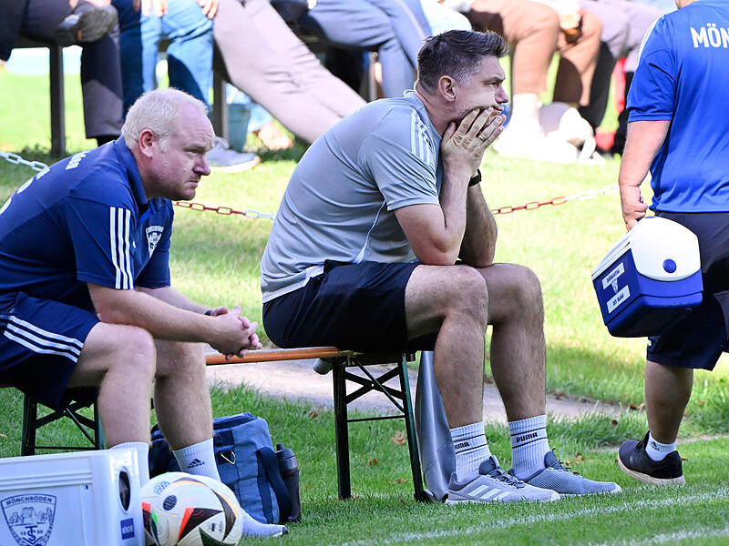 Dieser Auftritt konnte den TSV-Trainern Achim Engel (r.) und Marcel Pavel nicht gefallen.