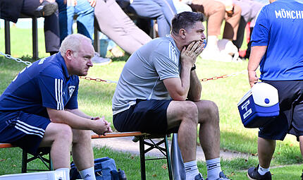Dieser Auftritt konnte den TSV-Trainern Achim Engel (r.) und Marcel Pavel nicht gefallen.