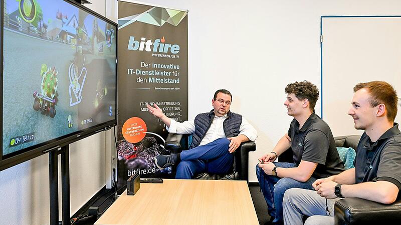 Wohlfühlen bei Computerspielen: Der IT-Dienstleister Bitfire stellt seinen Beschäftigten diese Konsole zur Verfügung. Für Feelgood-Manager Gregor Weyland sowie die Mitarbeiter Luca Klawitter und Simon Schittko (von links) ist das einer der Beiträge für gutes Betriebsklima. Wohlfühlen bei Computerspielen: Der IT-Dienstleister Bitfire stellt seinen Beschäftigten diese Konsole zur Verfügung. Für Feelgood-Manager Gregor Weyland sowie die Mitarbeiter Luca Klawitter und Simon Schittko (von links) ist das einer der Beiträge für gutes Betriebsklima.