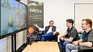 Wohlf&uuml;hlen bei Computerspielen: Der IT-Dienstleister Bitfire stellt seinen Besch&auml;ftigten diese Konsole zur Verf&uuml;gung. F&uuml;r Feelgood-Manager Gregor Weyland sowie die Mitarbeiter Luca Klawitter und Simon Schittko (von links) ist das einer der Beitr&auml;ge f&uuml;r gutes Betriebsklima.