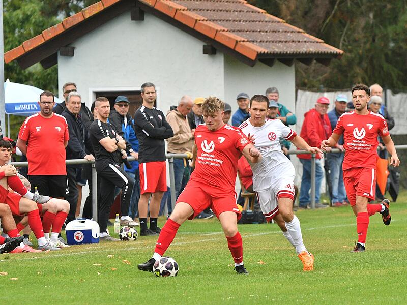 Lukas Zeh (vorne links) f&uuml;hrt den Ball, Reichmannsdorfs Coach Thomas Schmidt (hinten, Mitte) schaut genau hin.