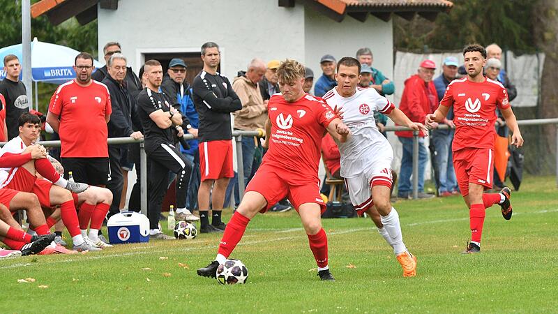 Lukas Zeh (vorne links) f&uuml;hrt den Ball, Reichmannsdorfs Coach Thomas Schmidt (hinten, Mitte) schaut genau hin.