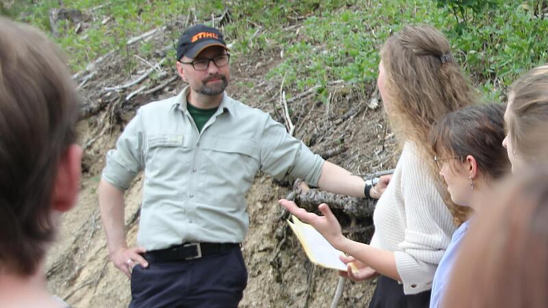 Die Sch&uuml;lerin Johanna Hebentanz schildert Armin Hanke vom AELF (links) ihre Erfahrungen aus dem P-Seminar.
