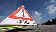 Unfall auf B85 bei Kulmbach: Auto erfasst Gegenstand auf der Fahrbahn Unfall auf B85 bei Kulmbach: Auto erfasst Gegenstand auf der Fahrbahn