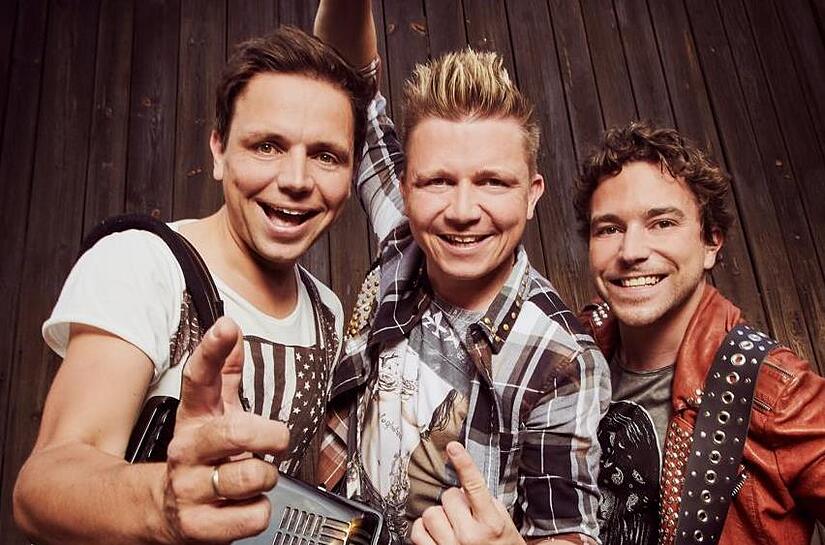 Die Dorfrocker (von links) Markus, Tobias und Philipp Thomann.  Tobias bewertete im Gespräch mit dem Fränkischen Tag das Verbot des   Songs „Layla“ als „Gschmarri“.