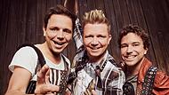 Die Dorfrocker (von links) Markus, Tobias und Philipp Thomann.  Tobias bewertete im Gespräch mit dem Fränkischen Tag das Verbot des   Songs „Layla“ als „Gschmarri“.